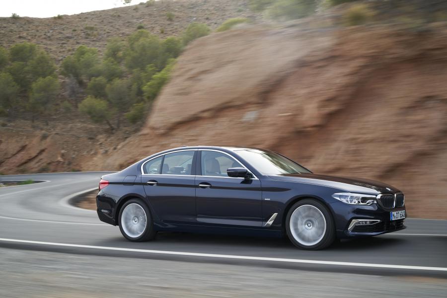  BMW 530d xDrive Sedan Luxury Line 2017 года  (WW) (фото 47 из 61)